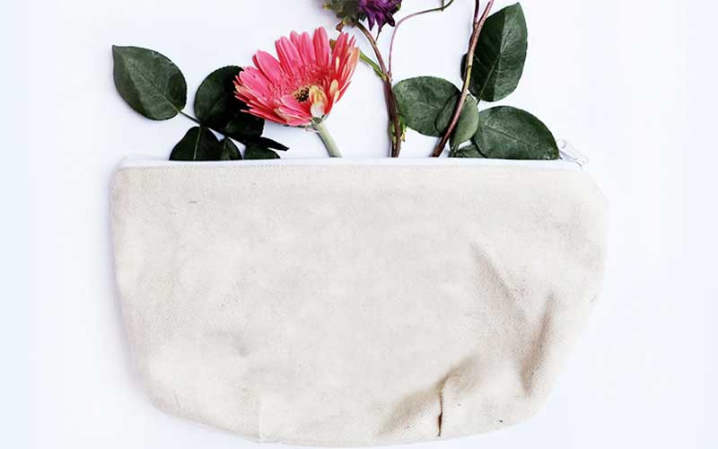 A preview of a hand purse before designing it with the free outline heart and black heart SVGs